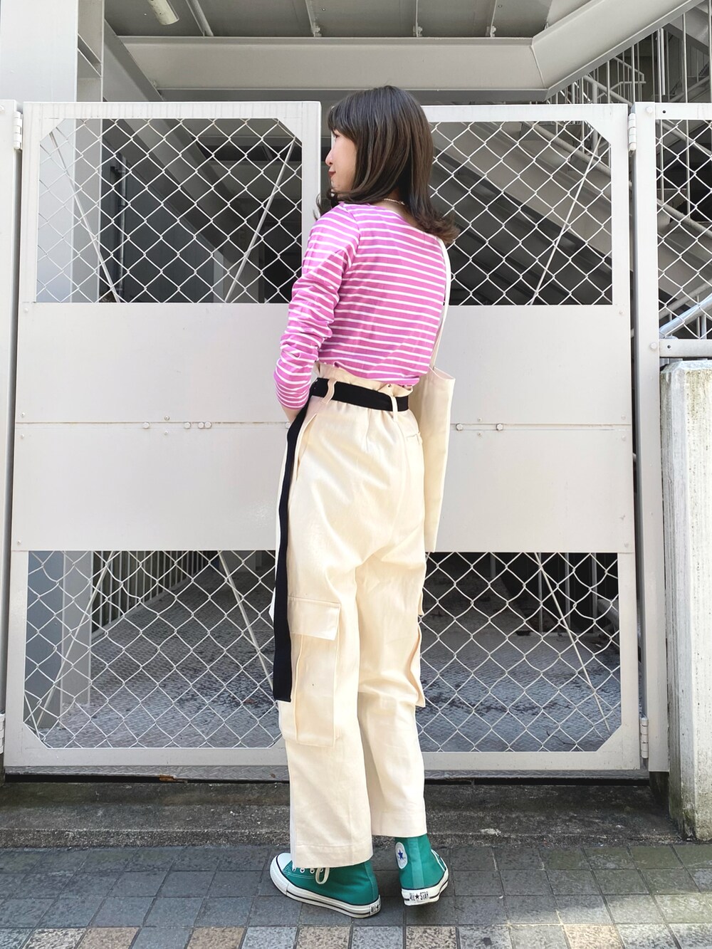 ホワイト系のその他パンツ、グリーン系のスニーカー、ホワイト系のトートバッグを着用したレディースの春コーディネートの4枚目の写真