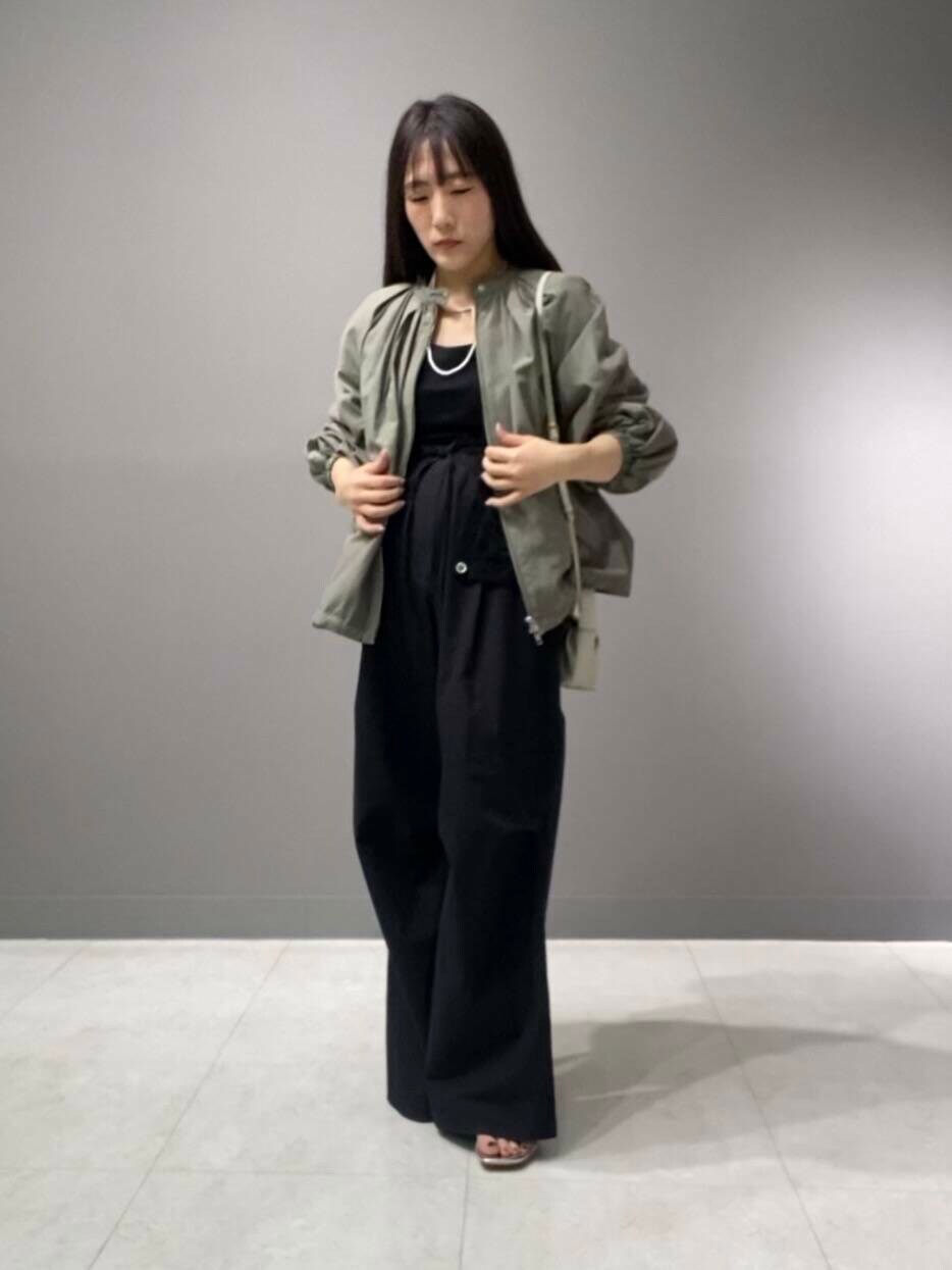 「ブルゾン、ROSSO、ur、le、decor、春アウターコーデ、lumen」|「URBAN RESEARCH ROSSO WOMENのギャザーボリュームブルゾン(ブルゾン、グリーン系)」を使った、nさん(レディース・154cm)の春コーディネートの2枚目の写真