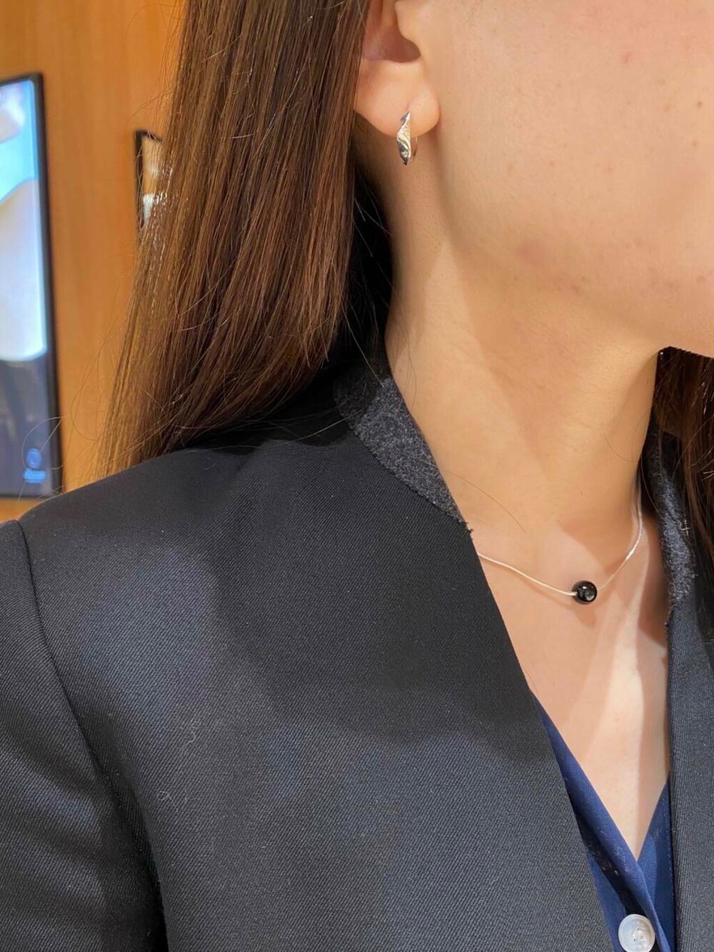 シルバー系のピアス(両耳用)、ブラック系のネックレスを着用したレディースの秋コーディネートの2枚目の写真