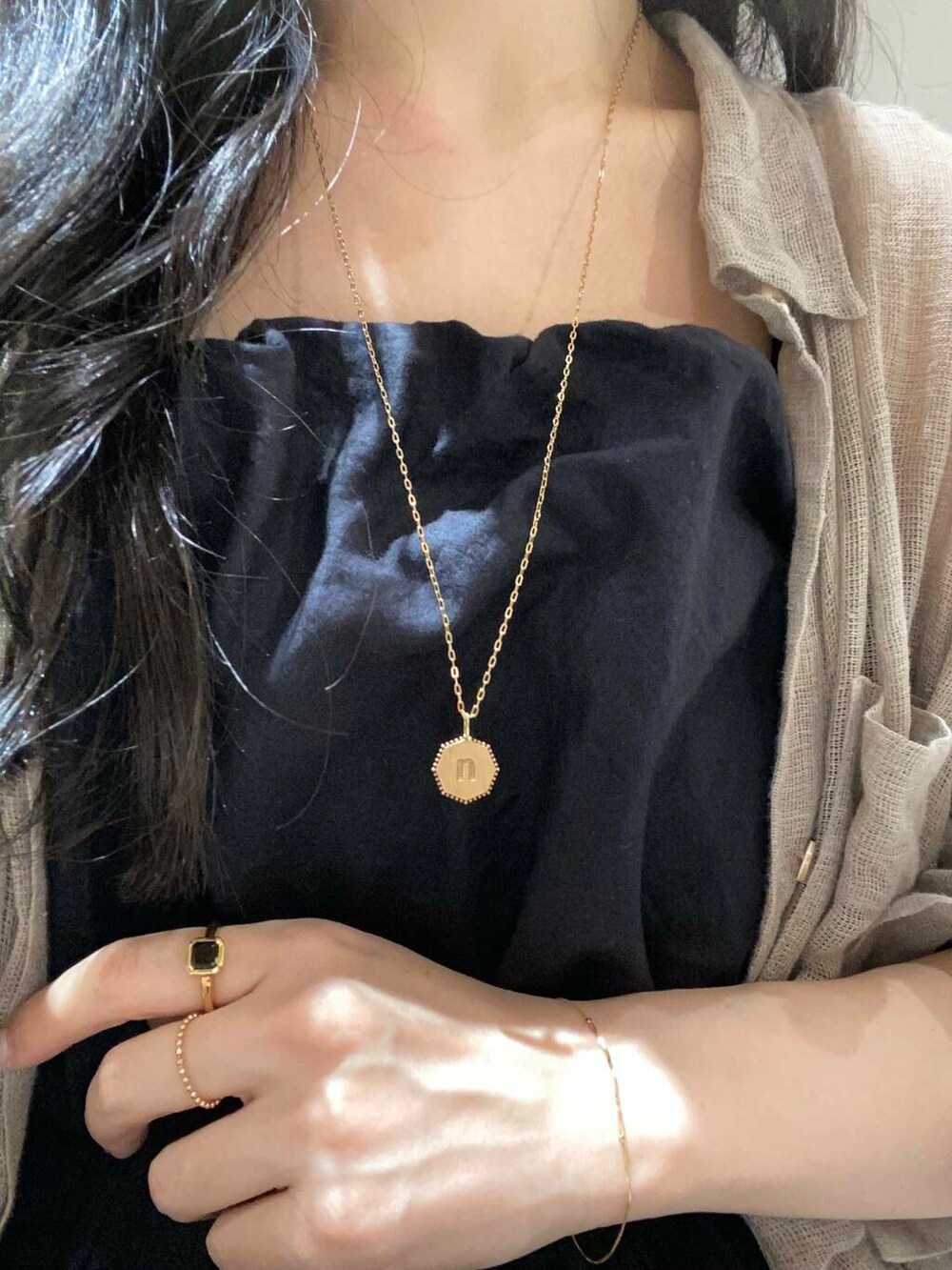 ゴールド系のリング、ゴールド系のリング、ゴールド系のブレスレットを着用したレディースの夏コーディネートの2枚目の写真