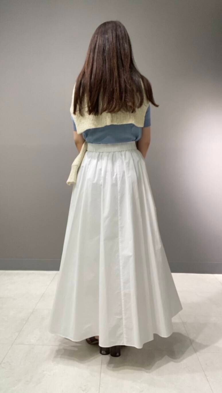 「ロングスカート、サンダル、かごバッグ、休日スタイル、ROSSO、ヴィオラドーロ、gicipi、春カラーコーデ、mollini、過ごしやすい、やや暑い」|「URBAN RESEARCH ROSSO WOMENのラメミックスショートカーディガン(カーディガン/ボレロ、ホワイト系)」を使った、nさん(レディース・154cm)の春コーディネートの2枚目の写真