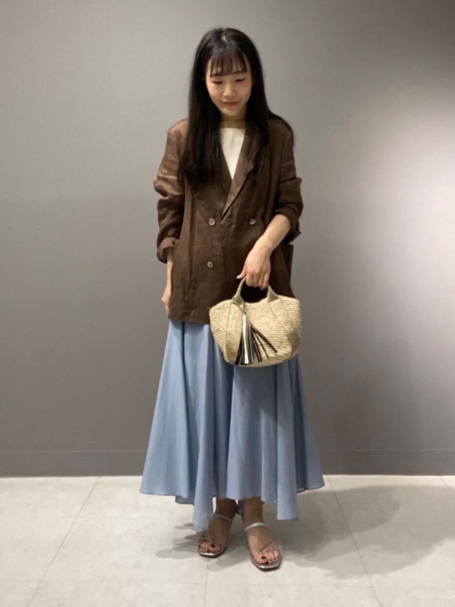「ジャケット、リネン、かごバッグ、休日スタイル、ROSSO、ヴィオラドーロ、過ごしやすい、初夏アウター」|「URBAN RESEARCH ROSSO WOMENのVIOLAd’ORO ラフィア2WAYバッグ(かごバッグ、ベージュ系)」を使った、nさん(レディース・154cm)の春コーディネートの2枚目の写真