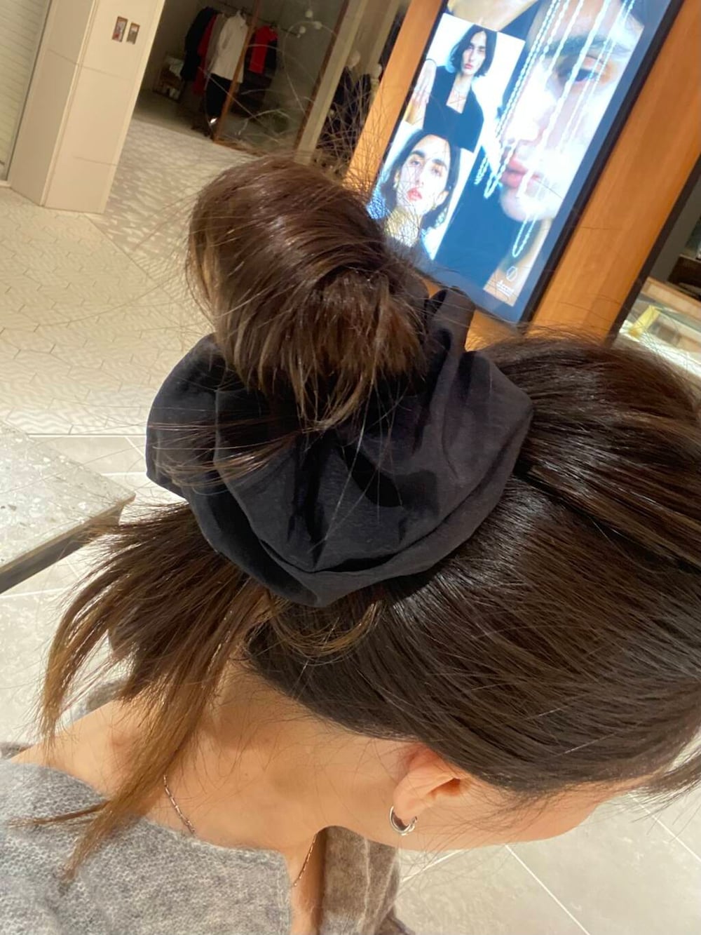 ブラック系のヘアゴムを着用したレディースの冬コーディネートの2枚目の写真