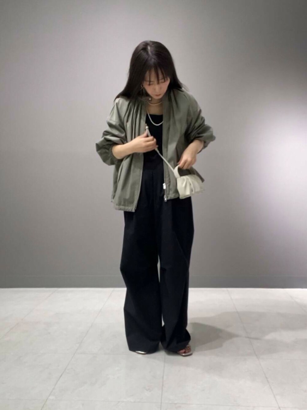 「ブルゾン、ROSSO、ur、le、decor、春アウターコーデ、lumen」|「URBAN RESEARCH ROSSO WOMENのギャザーボリュームブルゾン(ブルゾン、グリーン系)」を使った、nさん(レディース・154cm)の春コーディネートの3枚目の写真