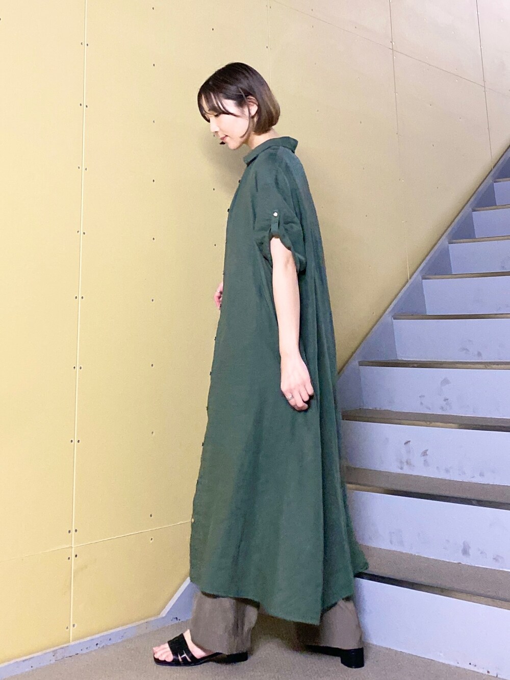 グリーン系のワンピース、ブラウン系のその他パンツ、ブラック系のサンダルを着用したレディースの夏コーディネートの3枚目の写真