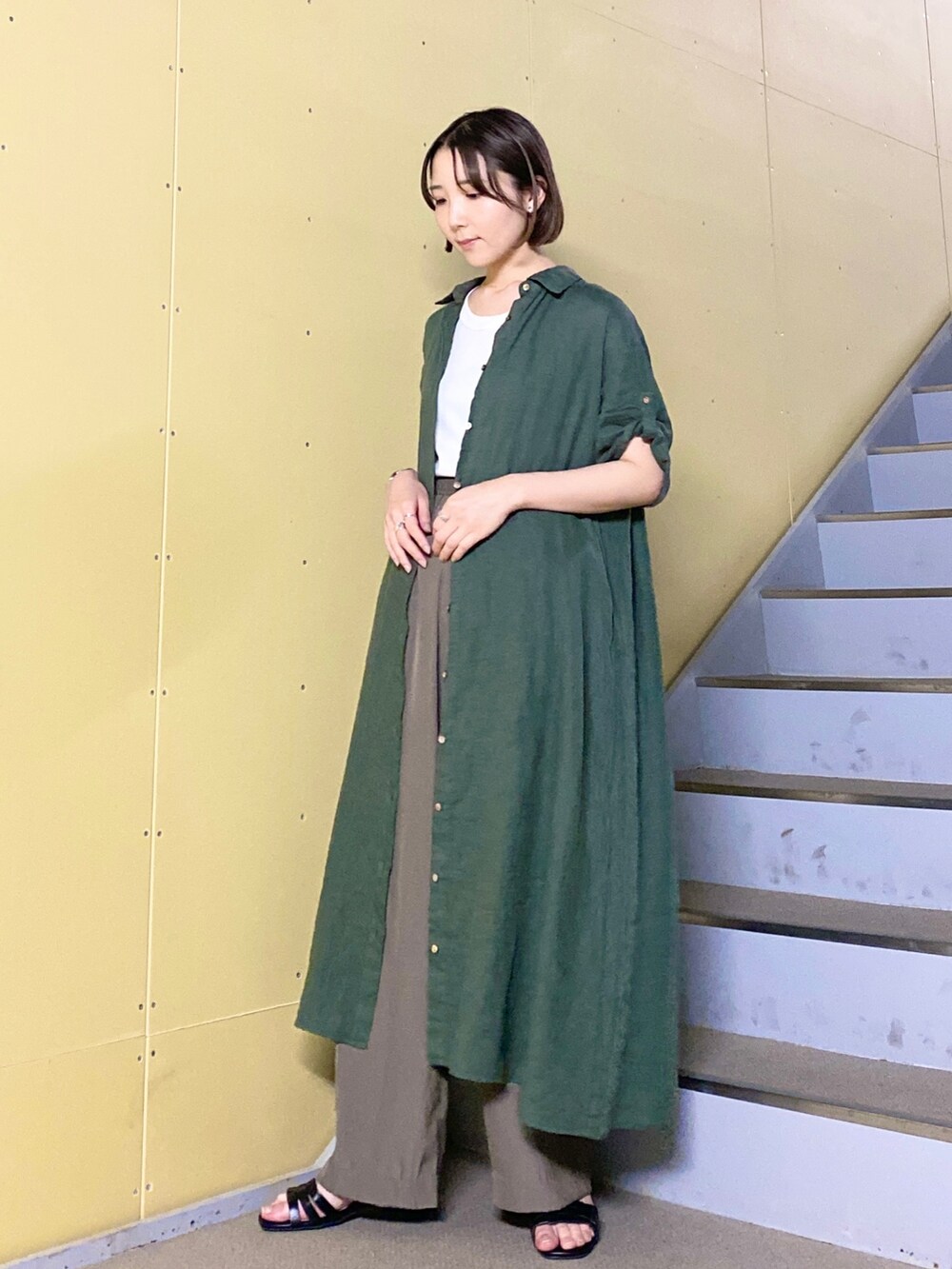 グリーン系のワンピース、ブラウン系のその他パンツ、ブラック系のサンダルを着用したレディースの夏コーディネートの2枚目の写真