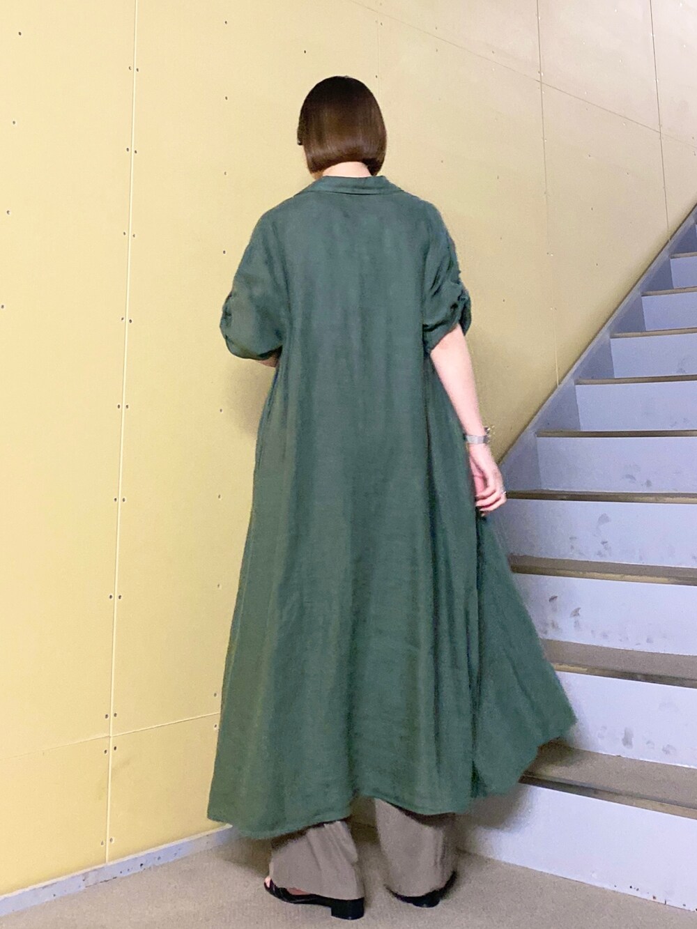 グリーン系のワンピース、ブラウン系のその他パンツ、ブラック系のサンダルを着用したレディースの夏コーディネートの5枚目の写真