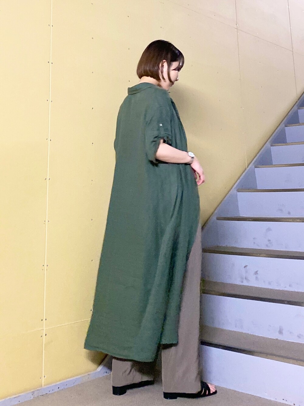 グリーン系のワンピース、ブラウン系のその他パンツ、ブラック系のサンダルを着用したレディースの夏コーディネートの4枚目の写真