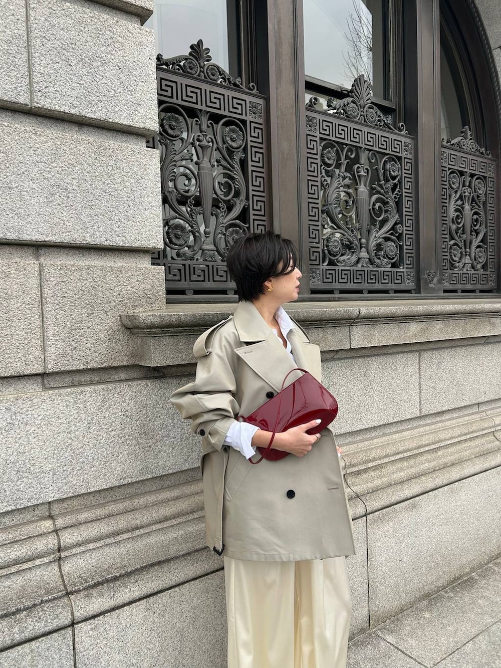 ホワイト系のシャツ/ブラウス、ベージュ系のトレンチコート、ベージュ系のその他パンツを着用したレディースの春コーディネートの7枚目の写真