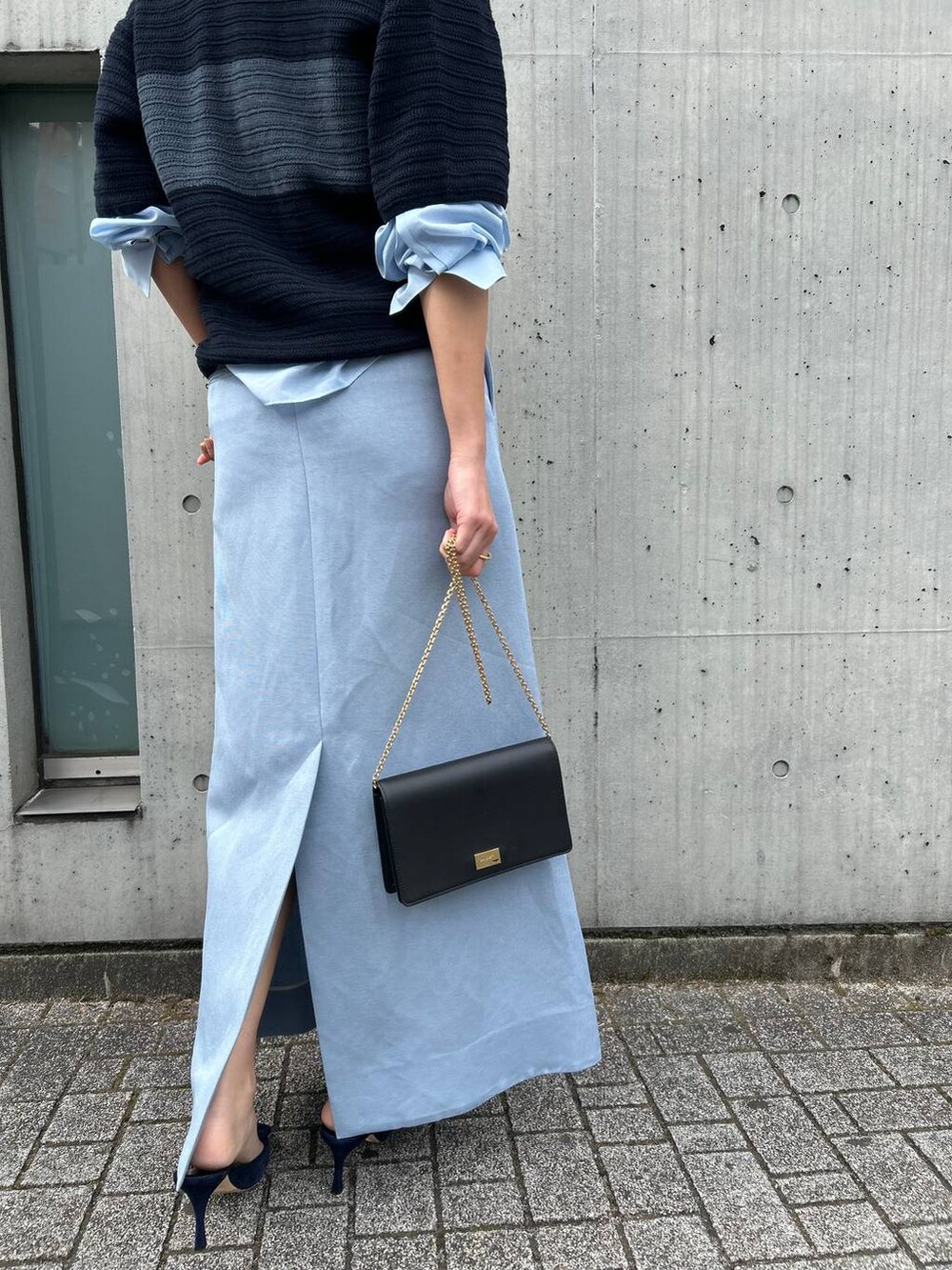 ブルー系のニット/セーター、ブルー系のシャツ/ブラウス、ブルー系のスカートを着用したレディースの春コーディネートの9枚目の写真