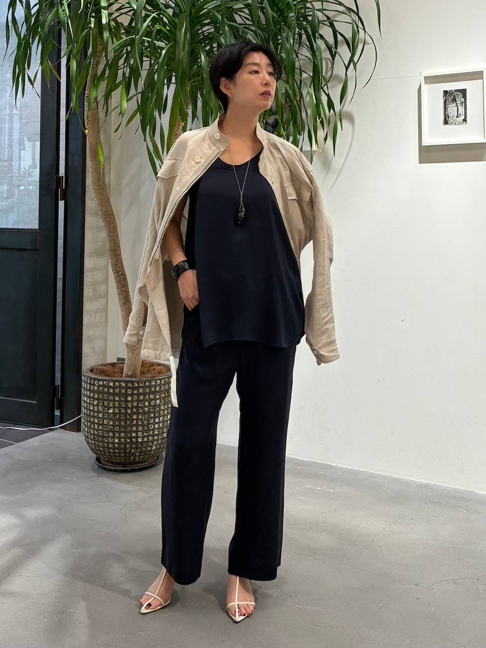 ブルー系のその他パンツ、ブルー系のシャツ/ブラウス、ホワイト系のブルゾンを着用したレディースの春コーディネートの5枚目の写真