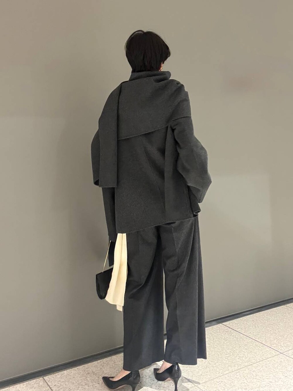 グレー系のその他アウター、グレー系のスラックスを着用したレディースの秋コーディネートの3枚目の写真