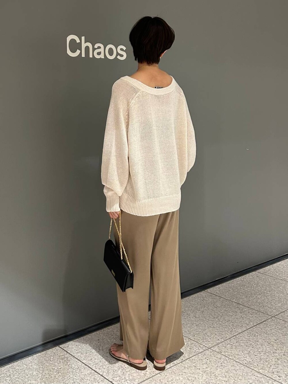 ベージュ系のその他パンツ、ホワイト系のニット/セーターを着用したレディースの夏コーディネートの5枚目の写真