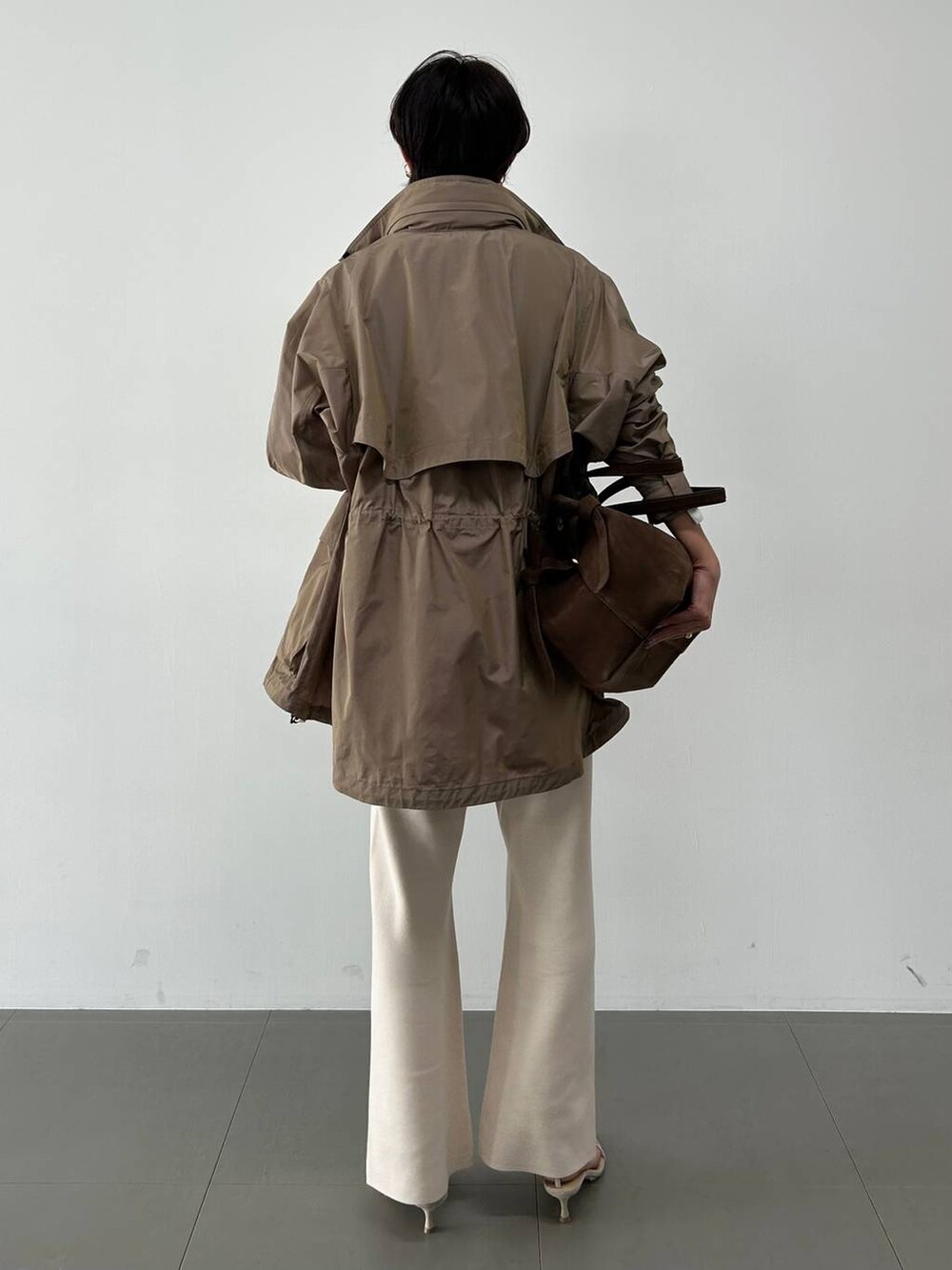 ホワイト系のシャツ/ブラウス、ベージュ系のベスト、ベージュ系のブルゾンを着用したレディースの冬コーディネートの4枚目の写真