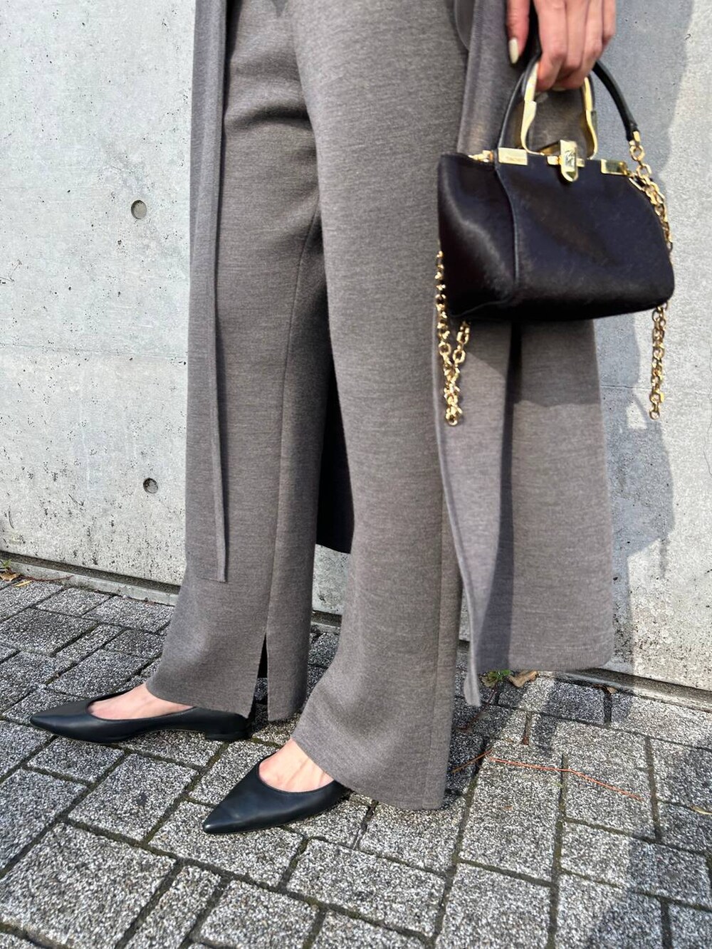 ブラウン系のその他パンツ、ブラウン系のカーディガン/ボレロ、ブラウン系のシャツ/ブラウスを着用したレディースの秋コーディネートの7枚目の写真