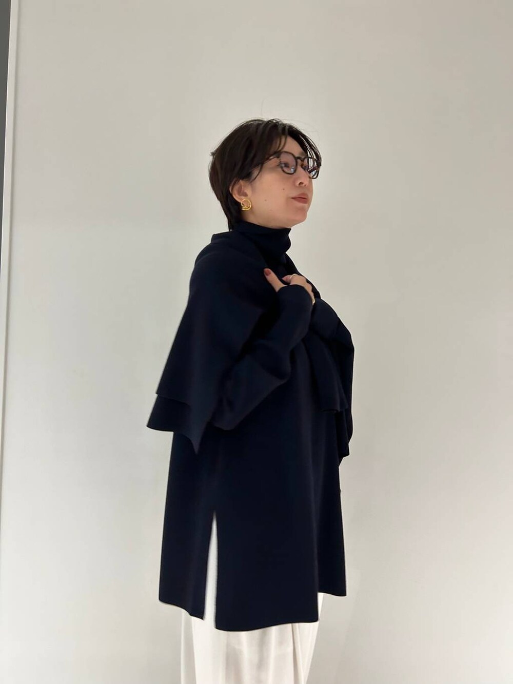 ブルー系のニット/セーター、ブルー系のニット/セーター、ホワイト系のその他パンツを着用したレディースの秋コーディネートの8枚目の写真