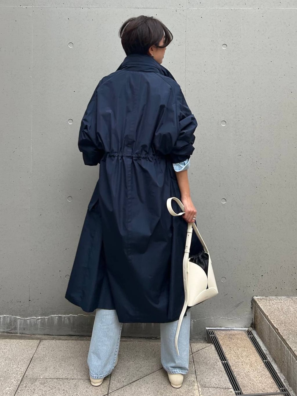 ブルー系のシャツ/ブラウス、ブルー系のデニムパンツ、シルバー系のネックレスを着用したレディースの冬コーディネートの5枚目の写真