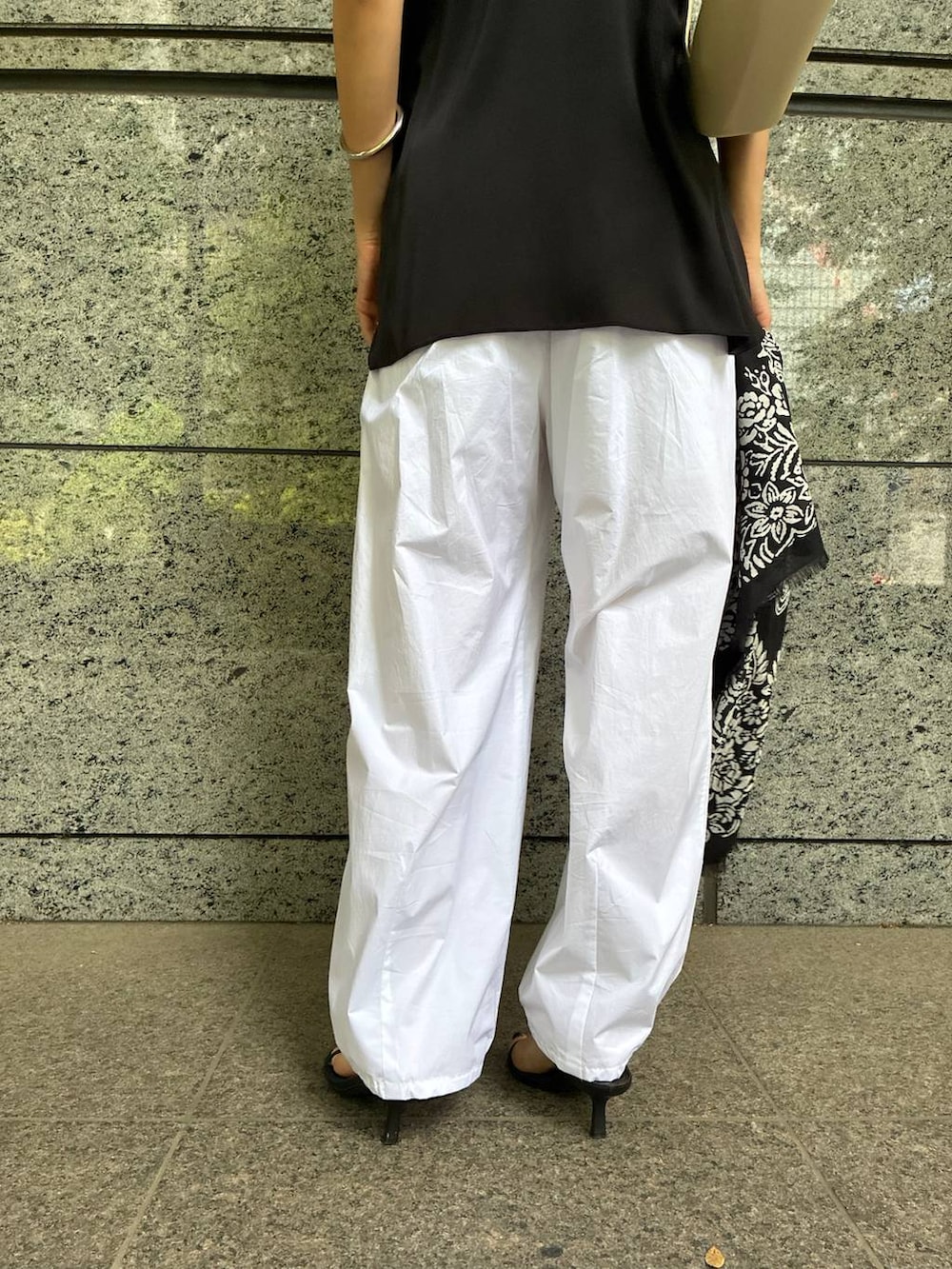 ブラック系のシャツ/ブラウス、ホワイト系のカーゴパンツ、ブラック系のストール/ショールを着用したレディースの春コーディネートの7枚目の写真