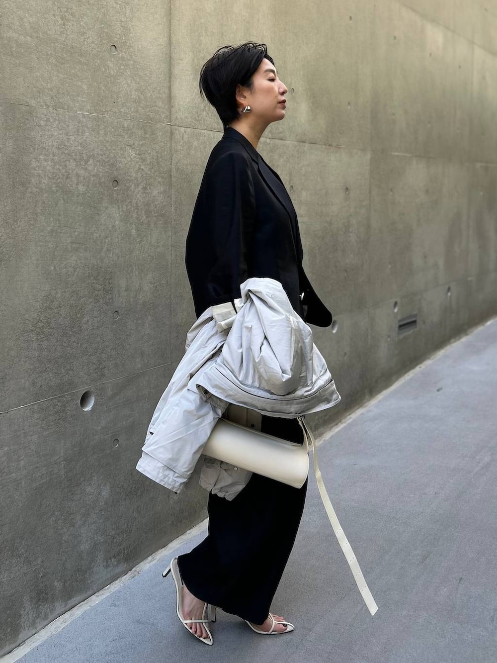 ブラック系のその他トップス、ブラック系のキャミソール、ブラック系のスラックスを着用したレディースの冬コーディネートの5枚目の写真