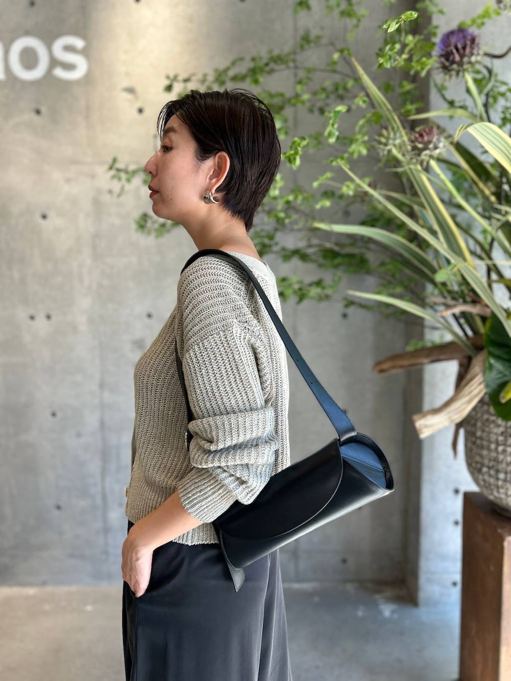 「Tシャツ、きれいめ、体型カバー、ベーシック/シンプル、モード、フェミニン、シンプルコーデ、大人カジュアル、Chaos、夏コーデ、カーディガン、ウォッシャブル」｜「ChaosのChaos(カオス)/モーラワイドワイドパンツ（その他パンツ、ブラック系）」を使った、chaos_haseさん（レディース・169cm）の夏コーディネートの5枚目の写真