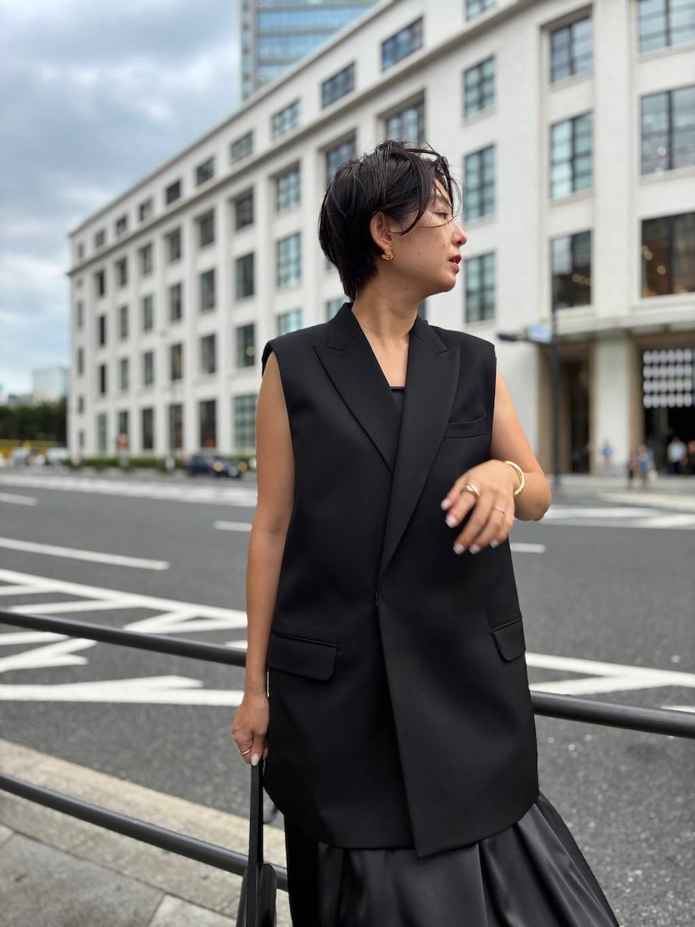 ブラック系のその他アウター、ブラック系のその他パンツ、ブラック系のワンピースを着用したレディースの夏コーディネートの5枚目の写真