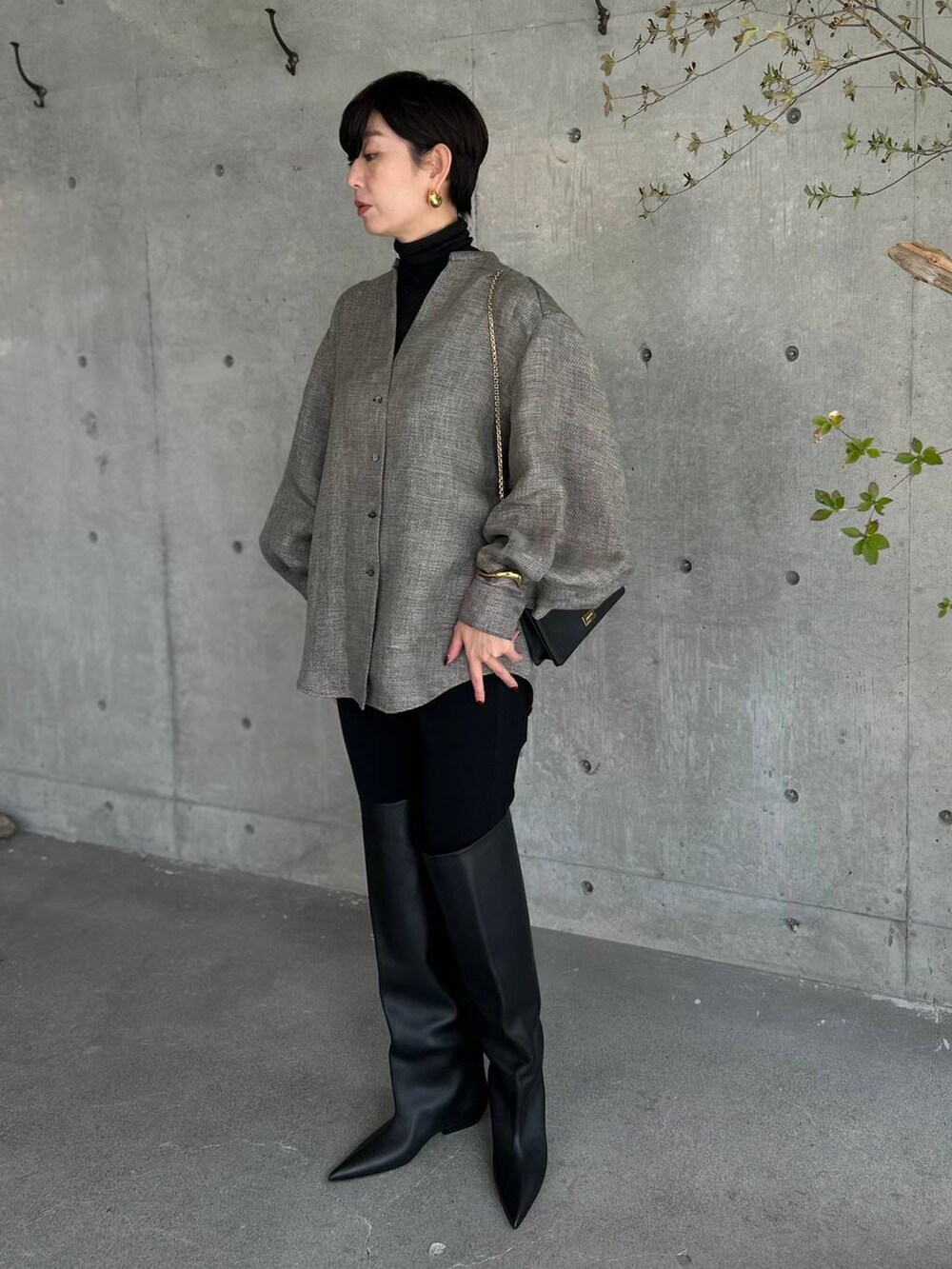 ブラック系のニット/セーター、ブラック系のその他パンツ、ブラック系のシャツ/ブラウスを着用したレディースの秋コーディネートの3枚目の写真