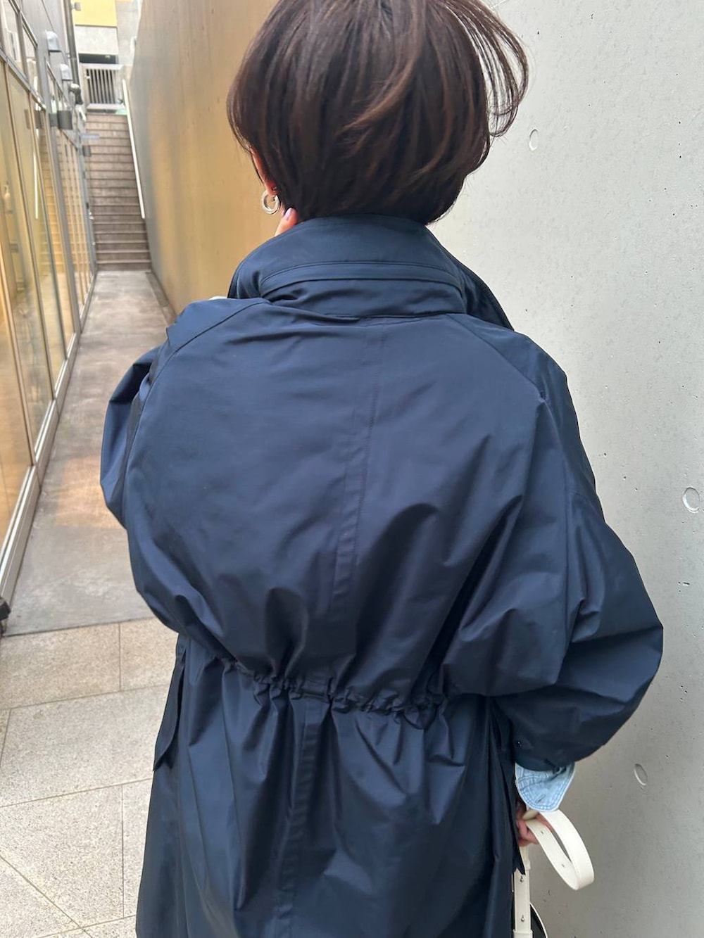 ブルー系のシャツ/ブラウス、ブルー系のデニムパンツ、シルバー系のネックレスを着用したレディースの冬コーディネートの8枚目の写真