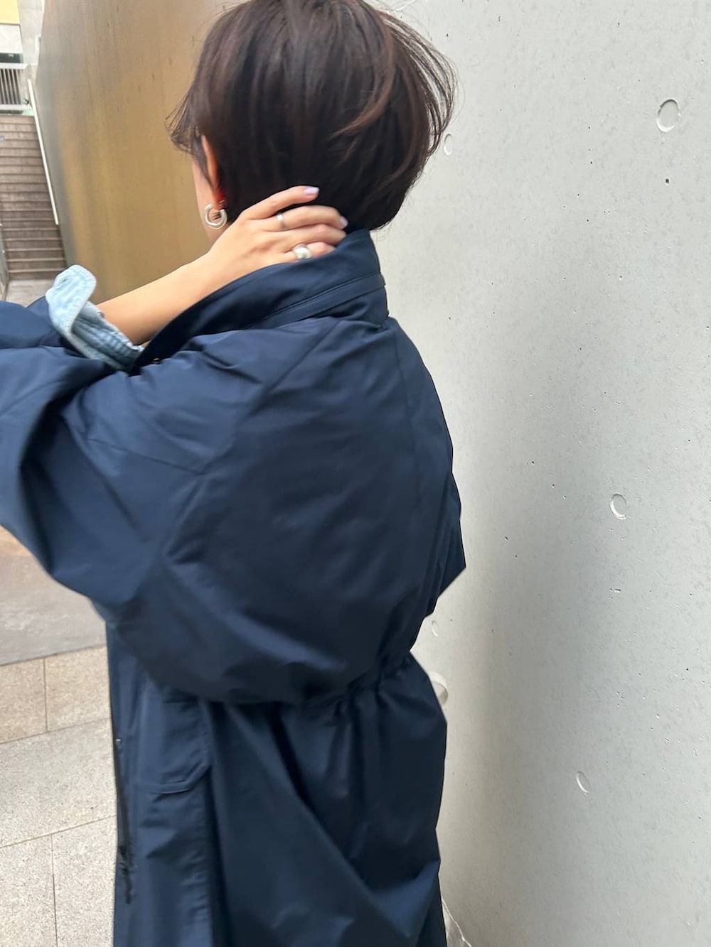 ブルー系のシャツ/ブラウス、ブルー系のデニムパンツ、シルバー系のネックレスを着用したレディースの冬コーディネートの7枚目の写真