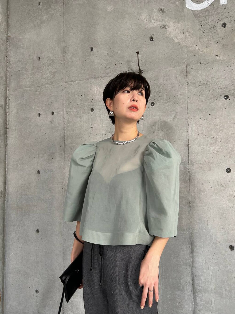 ブラック系のその他パンツ、グリーン系のシャツ/ブラウスを着用したレディースの春コーディネートの4枚目の写真