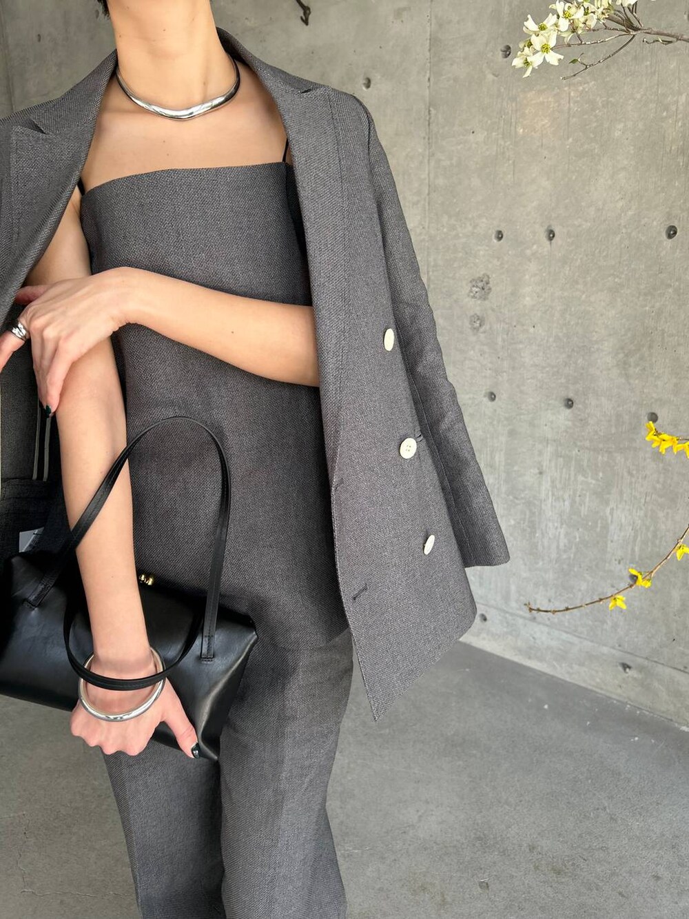 ブラック系のテーラードジャケット、ブラック系のその他パンツ、ブラック系のベストを着用したレディースの春コーディネートの7枚目の写真