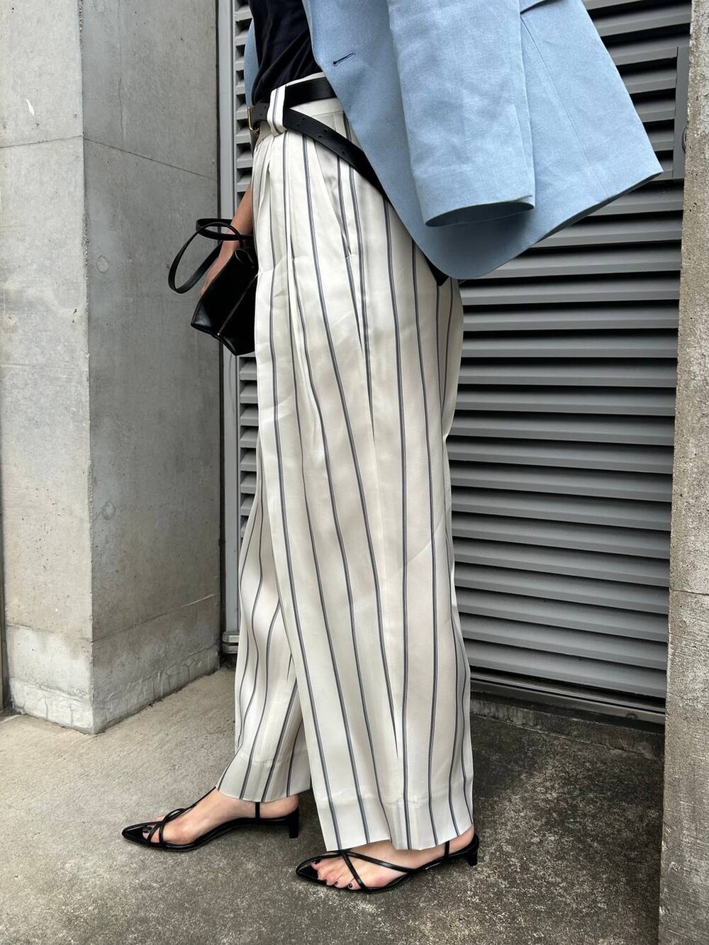 ホワイト系のスラックス、ブルー系のTシャツ/カットソー、ブルー系のテーラードジャケットを着用したレディースの春コーディネートの7枚目の写真