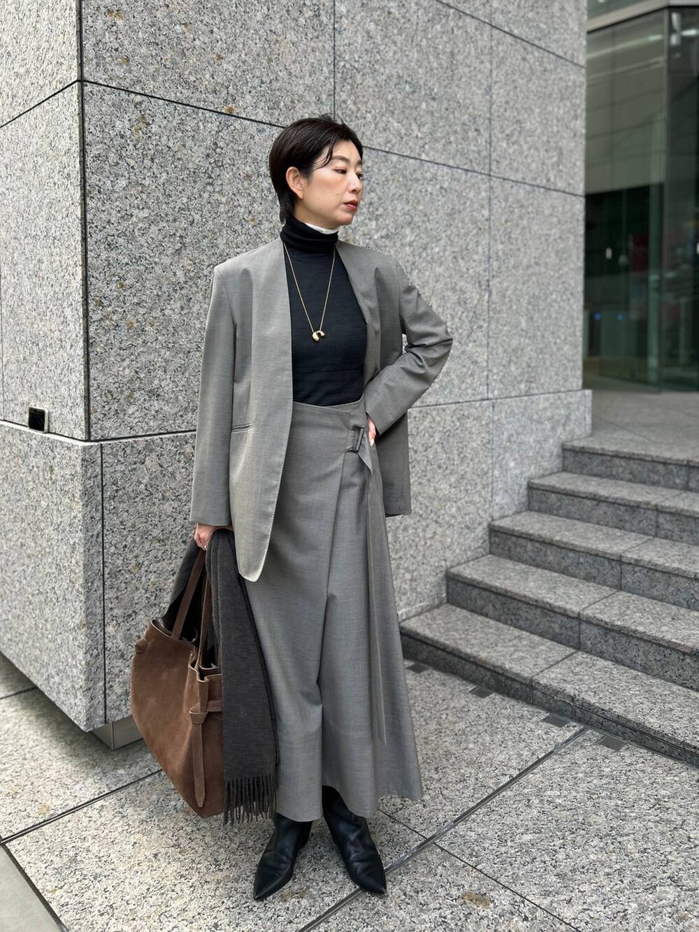 ホワイト系のその他トップス、ブラック系のニット/セーター、ベージュ系のノーカラージャケットを着用したレディースの冬コーディネートの2枚目の写真