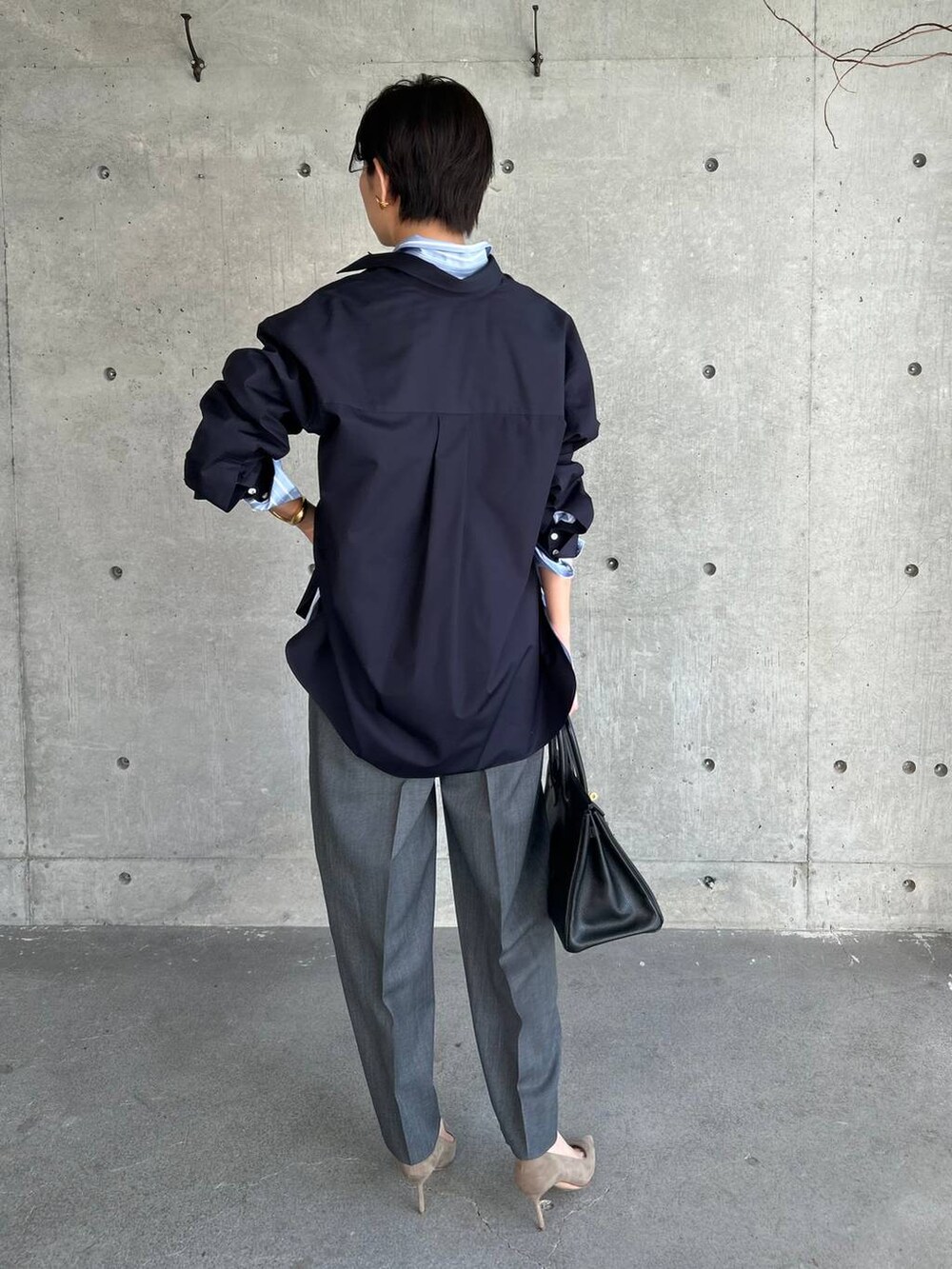 その他のシャツ/ブラウス、ブルー系のシャツ/ブラウス、グレー系のスラックスを着用したレディースの冬コーディネートの4枚目の写真