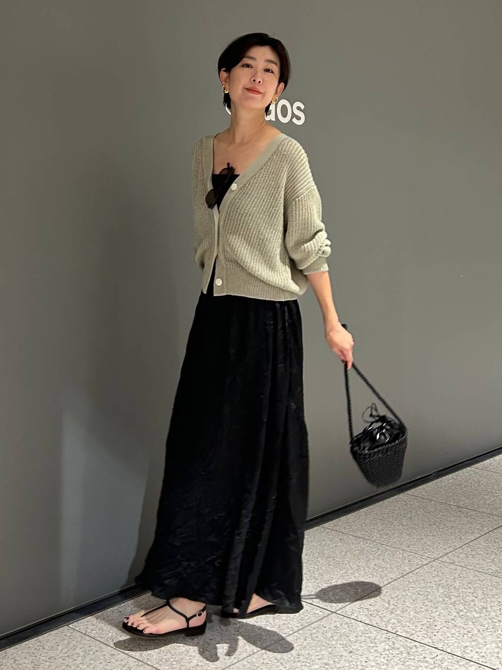 ブラック系のその他トップス、グレー系のカーディガン/ボレロ、ブラック系のTシャツ/カットソーを着用したレディースの夏コーディネートの3枚目の写真