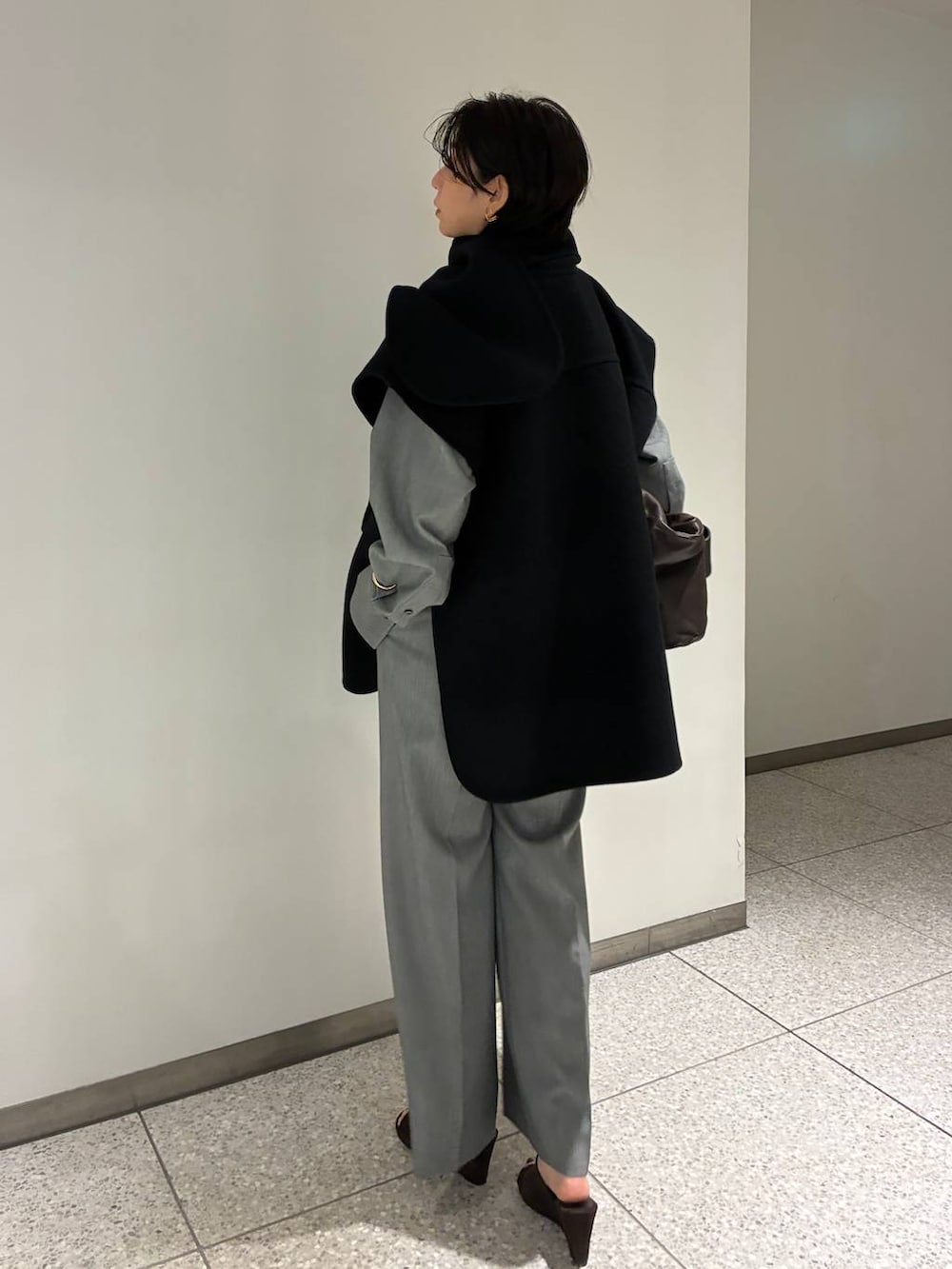 グレー系のスラックス、グレー系のシャツ/ブラウス、ブラウン系のベルトを着用したレディースの秋コーディネートの3枚目の写真