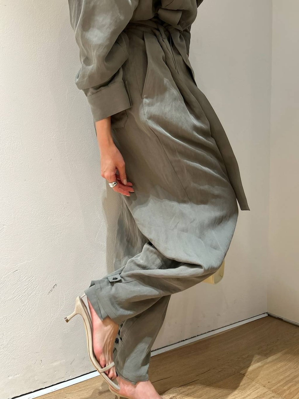 グリーン系のつなぎ/オールインワンを着用したレディースの春コーディネートの6枚目の写真