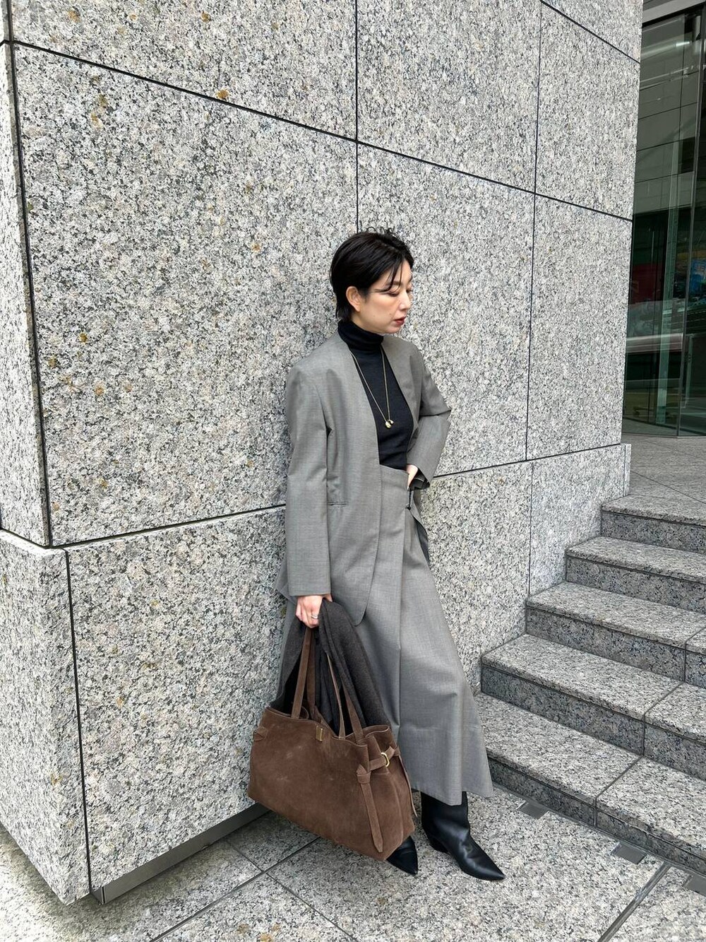 ホワイト系のその他トップス、ブラック系のニット/セーター、ベージュ系のノーカラージャケットを着用したレディースの冬コーディネートの9枚目の写真