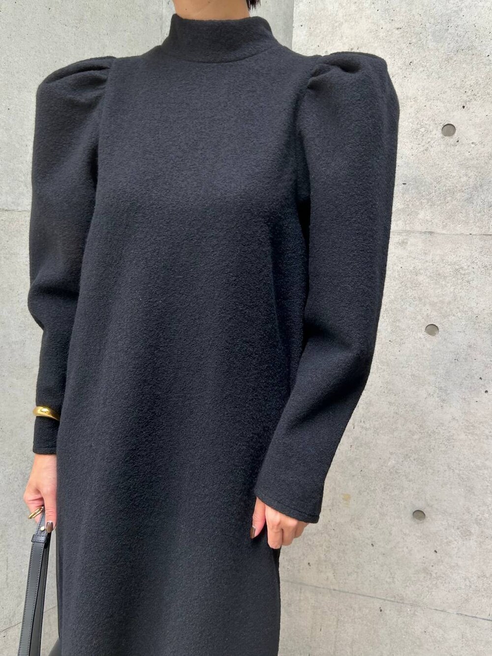 ブラック系のワンピースを着用したレディースの秋コーディネートの6枚目の写真