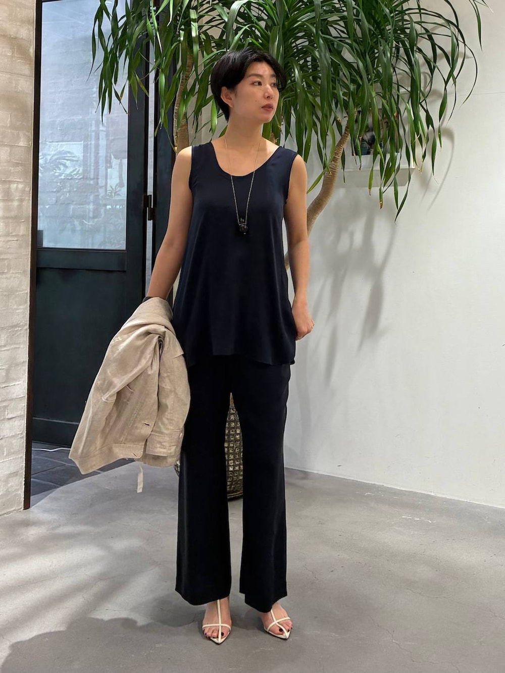 ブルー系のその他パンツ、ブルー系のシャツ/ブラウス、ホワイト系のブルゾンを着用したレディースの春コーディネートの6枚目の写真