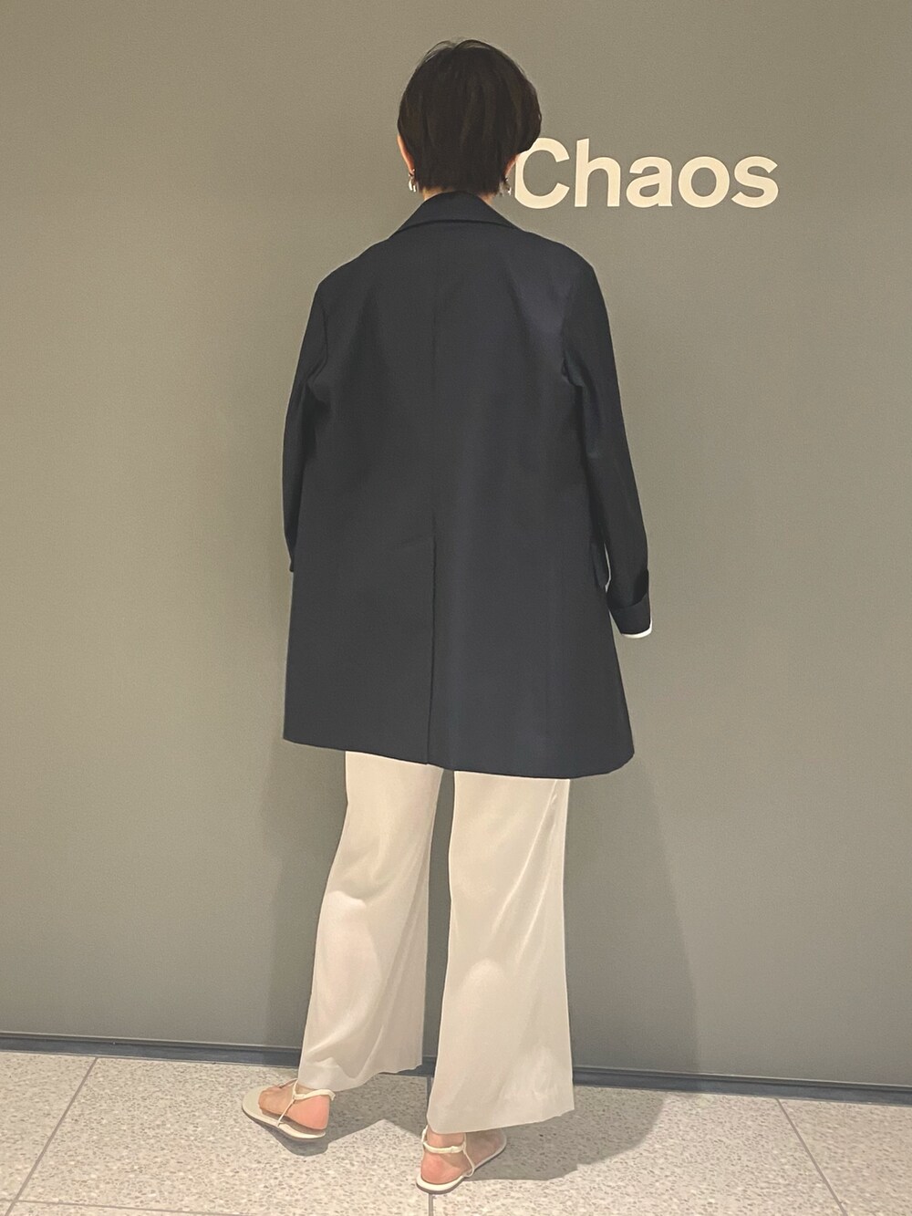 ブラウン系のキャミソール、ベージュ系のその他パンツ、ホワイト系のサンダルを着用したレディースの夏コーディネートの3枚目の写真