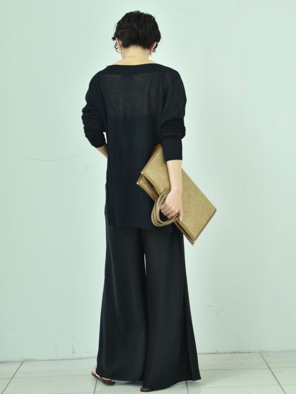 ブラック系のニット/セーター、ブラック系のその他パンツ、ブラウン系のバッグを着用したレディースの春コーディネートの3枚目の写真