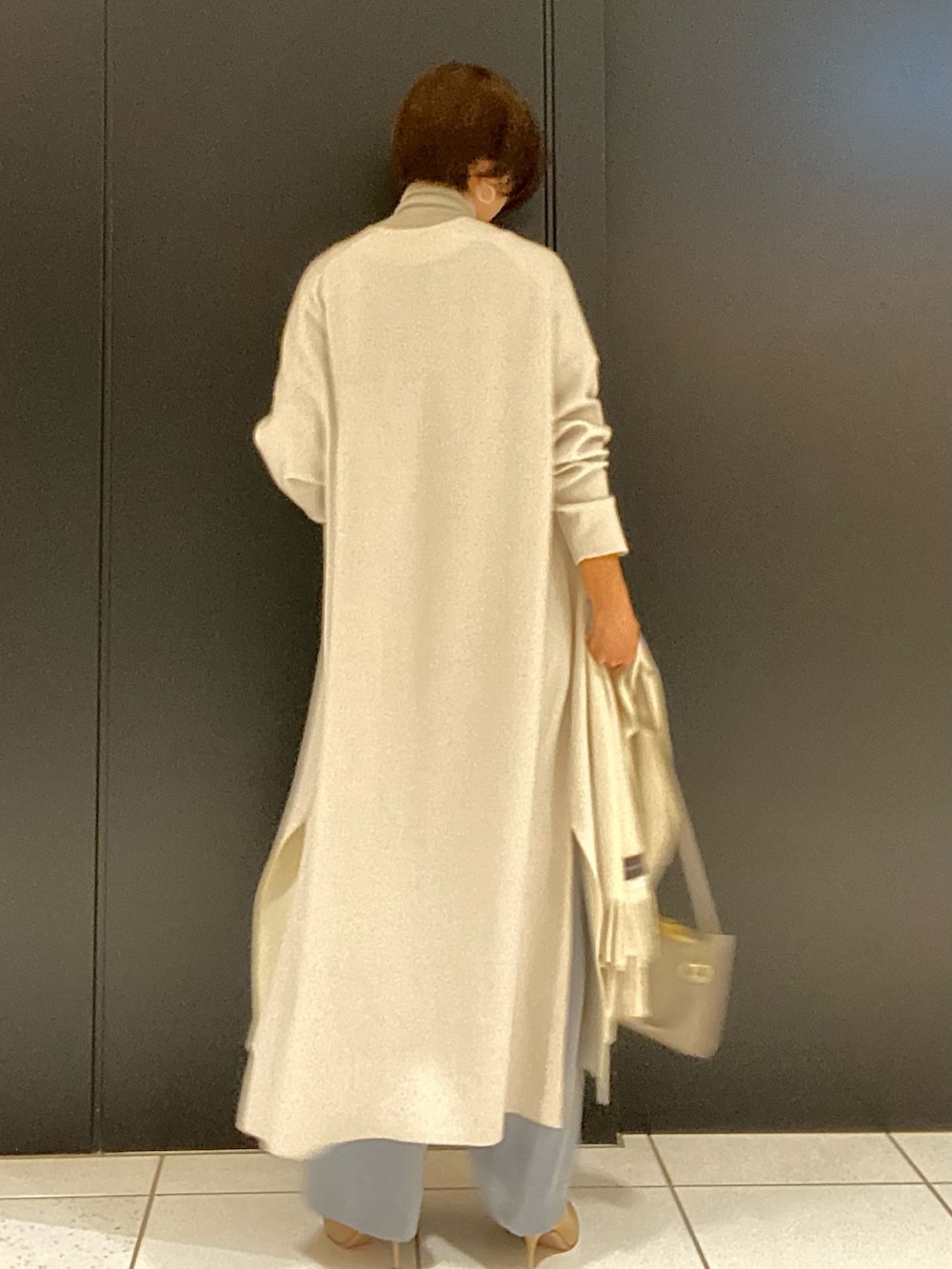 ホワイト系のカーディガン/ボレロ、ベージュ系のニット/セーター、ブルー系のその他パンツを着用したレディースの秋コーディネートの3枚目の写真