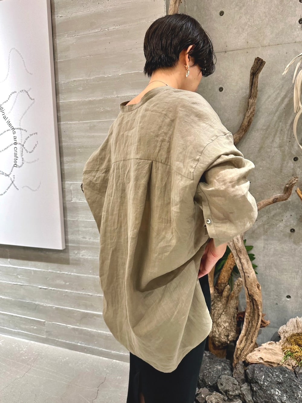 ブラック系のスカート、ブラック系のサンダル、ベージュ系のシャツ/ブラウスを着用したレディースの春コーディネートの5枚目の写真