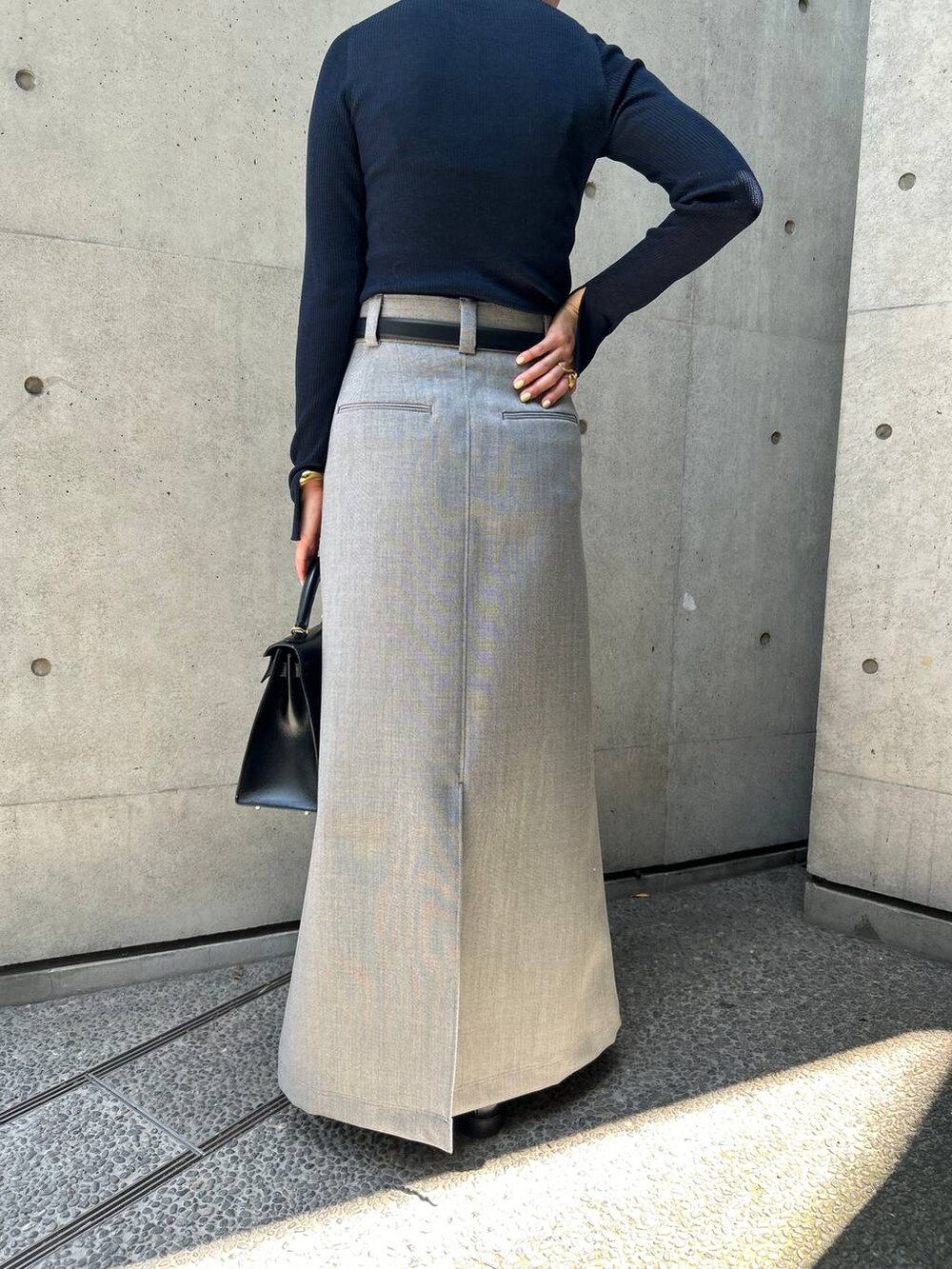 ブルー系のその他アウター、ブルー系のニット/セーター、グレー系のスカートを着用したレディースの秋コーディネートの6枚目の写真