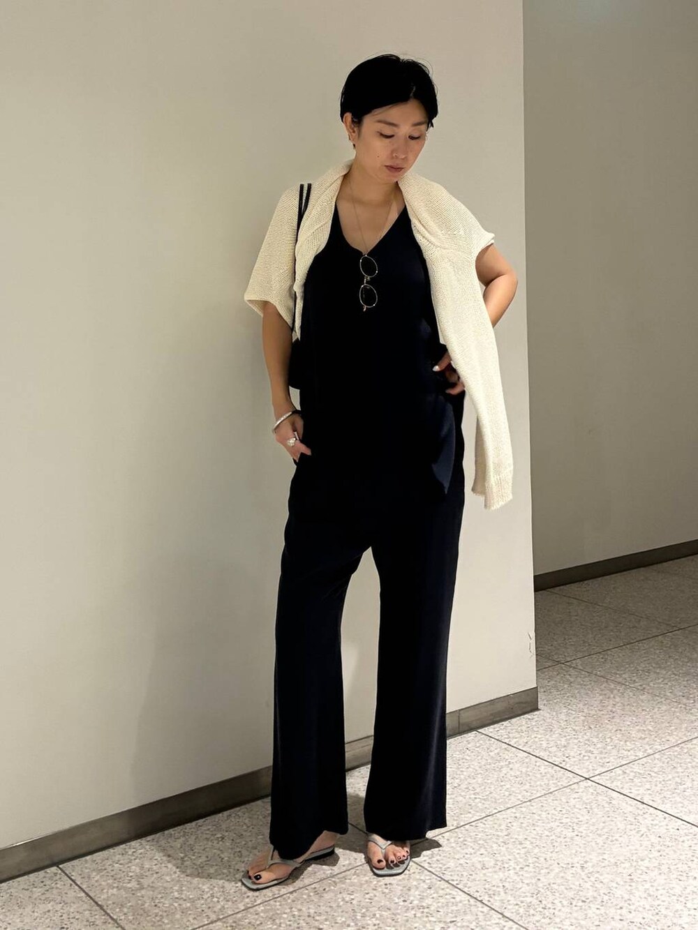 ブルー系のその他パンツ、ブルー系のシャツ/ブラウス、ホワイト系のニット/セーターを着用したレディースの夏コーディネートの4枚目の写真