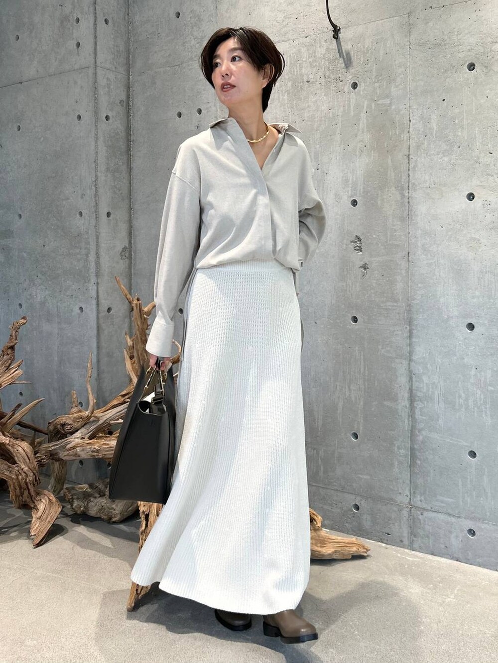 ホワイト系のスカートを着用したレディースの夏コーディネートの4枚目の写真