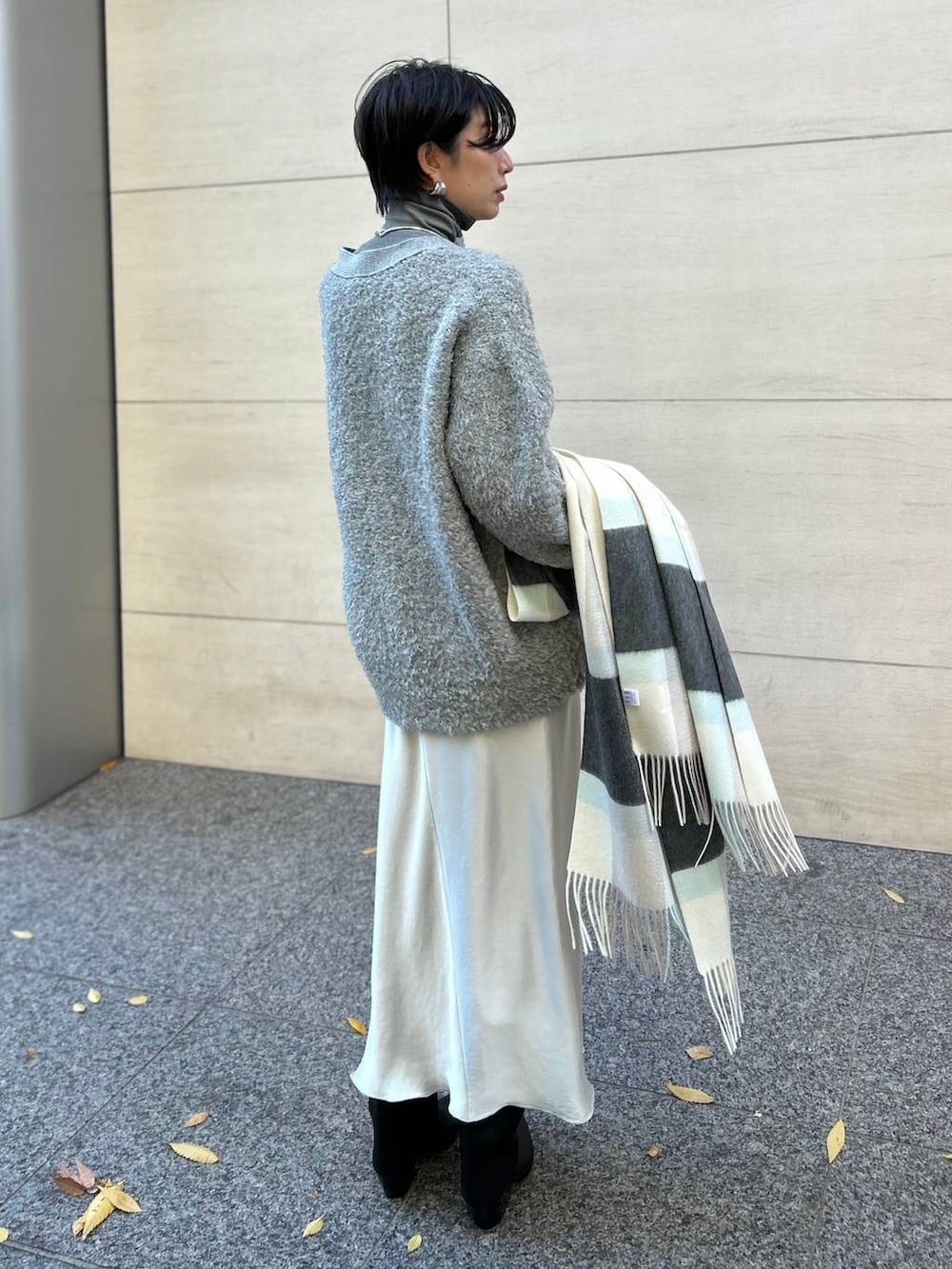 グレー系のカーディガン/ボレロ、グレー系のニット/セーター、ブラウン系のノーカラーコートを着用したレディースの秋コーディネートの3枚目の写真