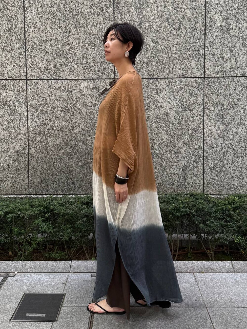 ベージュ系のワンピース、ブラウン系の水着、ブラウン系の水着を着用したレディースの春コーディネートの3枚目の写真