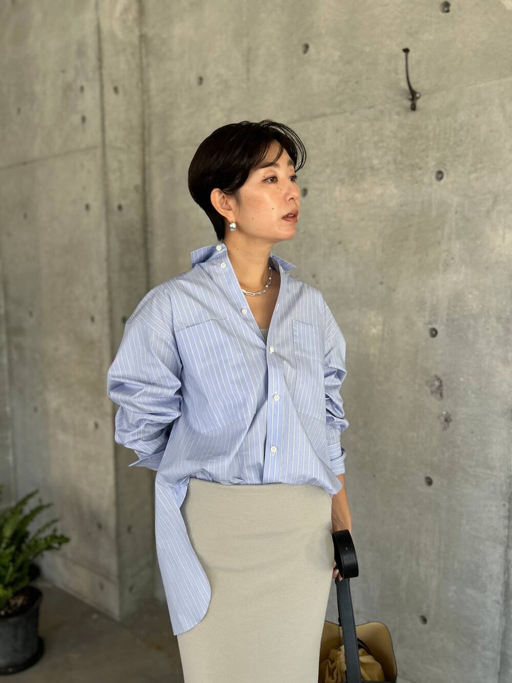 ブルー系のシャツ/ブラウス、グレー系のタンクトップ、グレー系のスカートを着用したレディースの夏コーディネートの9枚目の写真