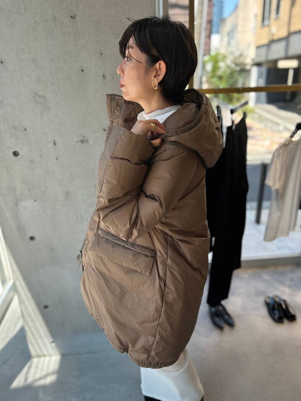 ホワイト系のその他トップス、ホワイト系のシャツ/ブラウス、ブラック系のスカートを着用したレディースの秋コーディネートの5枚目の写真